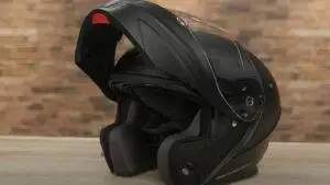 Read more about the article Types Of Motorcycle Helmet Material – Shell, Visor, & Padding